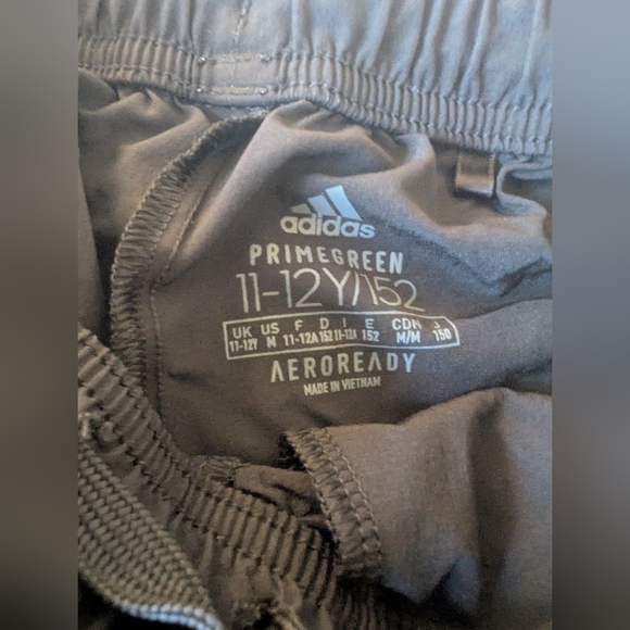 Adidas Shorts Youth Unisex Black 3 Stripes Size Medium, Zipper Pockets - Picture 3 of 11